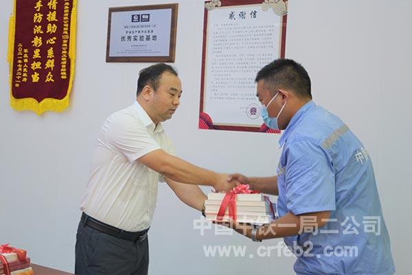 为项目党员赠送党史学习教育书籍 (2) 为项目党员赠送党史学习教育书籍 (2)